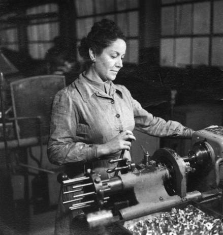 Mujer en el taller, es una obrera tornera.