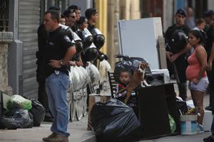 Sacan sus pertenencias a la calle